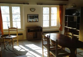 LE SULTAN DU THERON 4em Etage allows 18 year olds to book a room