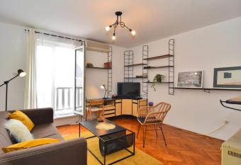 Green apartment near Vruljica park and city center with free parking allows 18 year olds to book a room