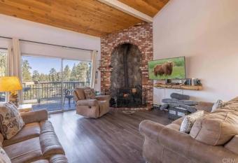 The Winding Cabin-HOT TUB!GAME ROOM! MOUNTAINSIDE! has rooms with a private hot tub