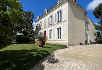 Chambres d h  tes dans Maison de ma  tre allows 18 year olds to book a room