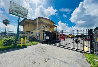 Royal Palms Motel & Rv Park has Smoking rooms