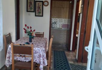 ANNAS COTTAGE has Balcony rooms