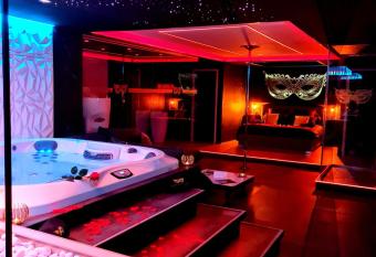 LES SECRETS ROOMS, LOVE ROOM DE LUXE AVEC JACUZZI allows 18 year olds to book a room
