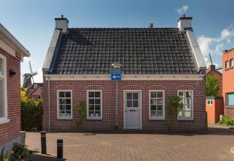 Karakteristiek huis in centrum Winsum has Balcony rooms