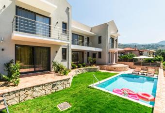 MARIVAL Luxury Living - Adults Only allows 18 year olds to book a room