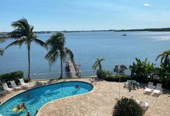 Waterfront condo with Breath taking sunset views/Pool and hot tub has rooms with a private hot tub