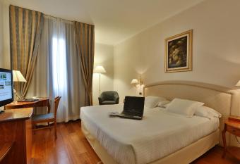 Best Western Hotel Globus City has rooms with a private hot tub