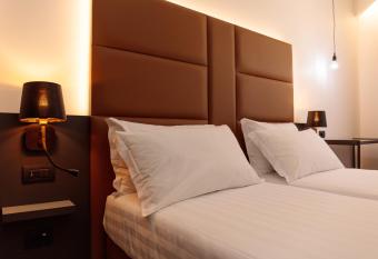 London Hotel has Balcony rooms