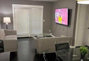 Lovely 2 bedroom 2 bathroom plus den has Balcony rooms