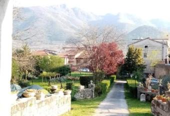 I Giardini di Palazzo Ducale allows 18 year olds to book a room