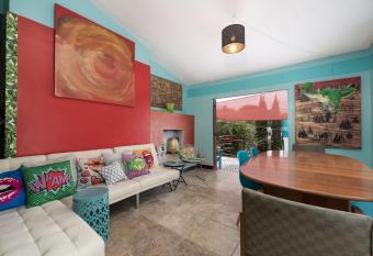 Casablanca & Casita; 2 designer homes for large groups sleeps +18 has Balcony rooms