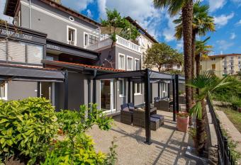 Villa Clara has Balcony rooms