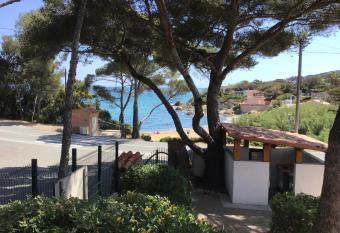 Les miroirs de la mer allows 18 year olds to book a room