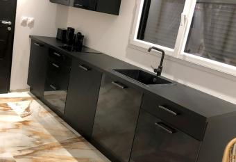 Suite La Boheme avec jacuzzi vu sur Pic Saint Loup allows 18 year olds to book a room