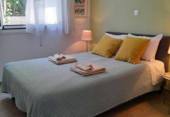 Cosy garden house allows 18 year olds to book a room