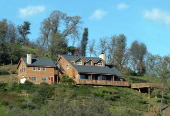 Tucker Peak Lodge has Balcony rooms