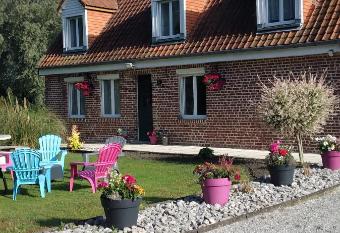 Entre Terre et Marais has rooms with a private hot tub