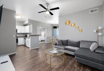 Luxury Mountain View 2BR with balcony located in Scottsdale has Balcony rooms