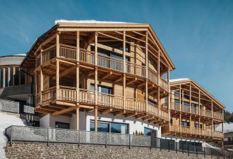 Luxury Chalet Lefiro has rooms with a private hot tub