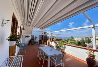 Sunset Home has Balcony rooms