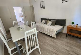 Casita a metros del Parque Independencia allows 18 year olds to book a room