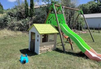 Chez Chapelle in the heart of the Gascony with pool and hot tub has rooms with a private hot tub