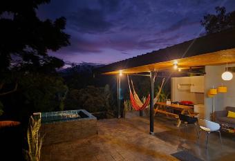 Glamping Gaia Origen en Cali - Caba  a y Domo Geod  sico a 10 min de los Gatos del R  o has rooms with a private hot tub