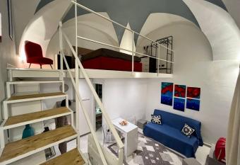 Sotto una buona    STELLA    delizioso monolocale allows 18 year olds to book a room