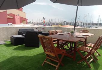 6/7 pers sur le port a 10mn a pieds de la plage has Balcony rooms