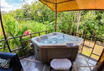 Bungalows Las Iguanas Arenal Volcano has rooms with a private hot tub
