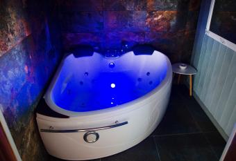 Apartamentai A&S has rooms with a private hot tub