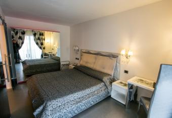 Design Oberosler Hotel has rooms with a private hot tub