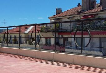 Studio toit terrasse allows 18 year olds to book a room