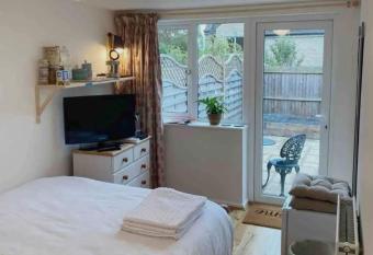 Lovely private suite in the heart of Painswick has Balcony rooms