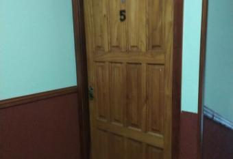 Dpto n  5. Para 2 personas allows 18 year olds to book a room