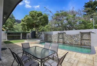 Jacuzzi Garden House has rooms with a private hot tub