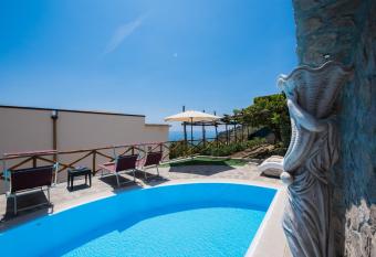 Villa Virginia -no steps -private pool-free WiFi has Balcony rooms