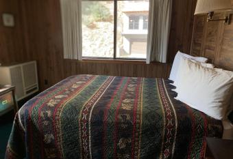 Ponderosa Lodge 14AB with High Speed Wifi allows 18 year olds to book a room