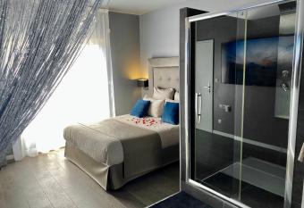 Nuit priv  e avec Jacuzzi has Balcony rooms