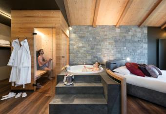 Hotel Lac Salin Spa & Mountain Resort has rooms with a private hot tub