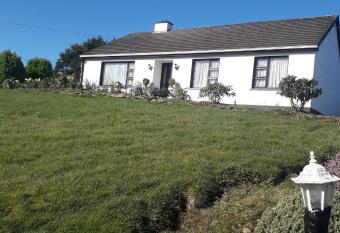 Room in Bungalow - Very Nice View With This Room allows 18 year olds to book a room