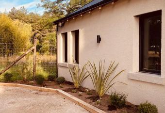 La maison des Ch  teaux has Balcony rooms