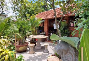       S  n Homestay allows 18 year olds to book a room