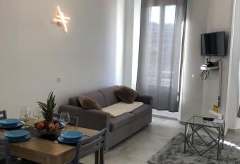 Perle Rare , 2 pi  ces traversant au c  ur de Golfe-Juan allows 18 year olds to book a room