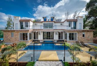 SaffronStays Casa De Familia, Karjat - pool villa with ample open space for outdoor games has Balcony rooms