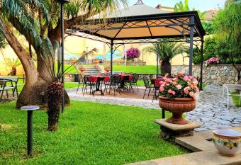 Hotel Garibaldi has Balcony rooms