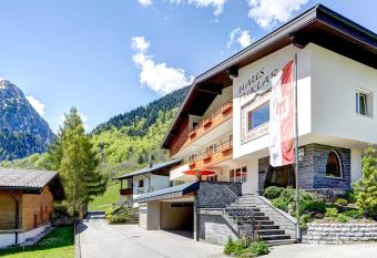 Haus Tuklar has Balcony rooms