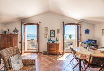 Casa Vanna allows 18 year olds to book a room