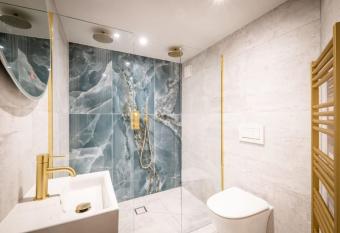 Glen Wynne Apartment Lovely Central Pet Friendly - FREE off-site Health Club access with Pool, Sauna, Steam Room & Gym allows 18 year olds to book a room