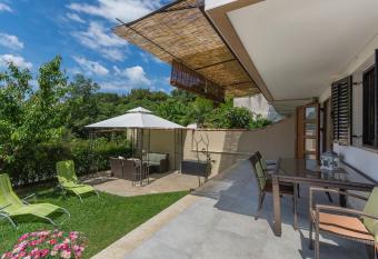 Luxury Apartments Sonja allows 18 year olds to book a room